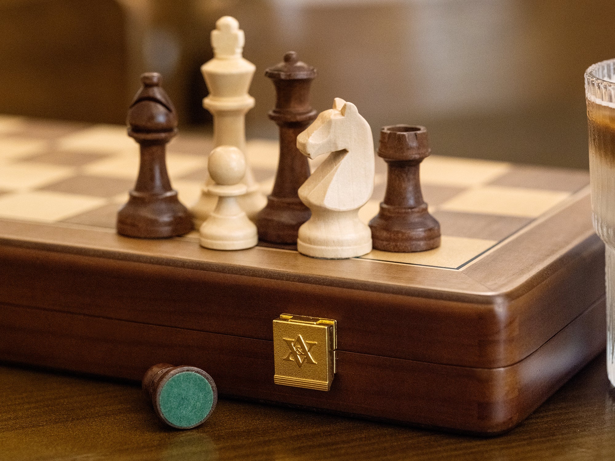A&amp;A 15" magnetisches Klappschachspiel aus Holz mit Walnuss-Finish